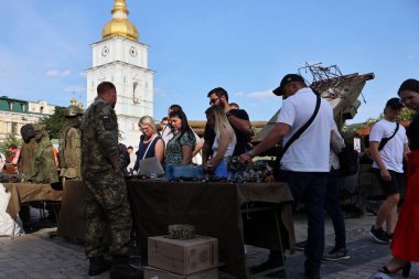 İnsanlar, 15 Haziran 2023 Perşembe günü Ukrayna 'nın başkenti Kyiv' de yapılan savaşın sembolü olarak yerleştirilen Rus mühimmatına bakıyorlar.