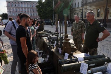 İnsanlar, 15 Haziran 2023 Perşembe günü Ukrayna 'nın başkenti Kyiv' de yapılan savaşın sembolü olarak yerleştirilen Rus mühimmatına bakıyorlar.