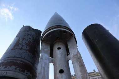 15 Haziran 2023 Perşembe günü Ukrayna 'nın başkenti Kyiv' e savaş sembolü olarak yerleştirilen bombardıman ve roket kalıntıları..