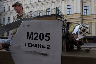İran İHA 'sı Shahed-136' nın parçaları (Rusya 'nın adı Geran 2), 15 Haziran 2023 Perşembe günü Ukrayna' nın başkenti Kyiv 'e savaş sembolü olarak yerleştirildi..