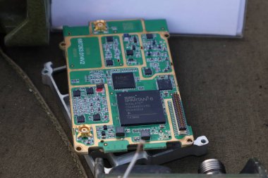 Rus roketinin elektronik devre kartı 15 Haziran 2023 Perşembe günü Ukrayna 'nın başkenti Kyiv' e savaş sembolü olarak yerleştirilmiş yabancı çiplerin elementlerinden yapılmıştır..