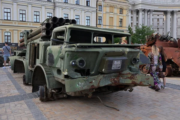 Zniszczony Rosyjski Huragan System Ogniowy Salwy Zainstalowany Jako Symbol Wojny — Zdjęcie stockowe
