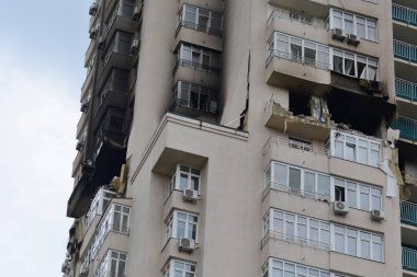 Rusya 'nın Ukrayna' da Ukrayna 'nın başkenti Kyiv' de 24 Haziran 2023 'te düzenlediği saldırı sırasında hasar gören bir apartman dairesi.
