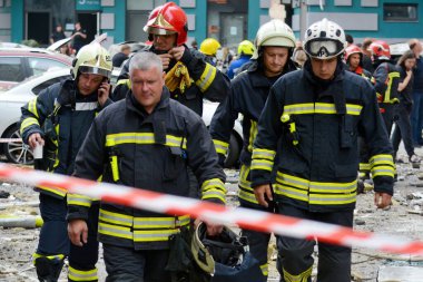 Kurtarma ekipleri, Rusya 'nın Ukrayna' ya saldırdığı 24 Haziran 2023 'te Ukrayna' nın başkenti Kyiv 'de meydana gelen saldırı sırasında hasar gören bir apartman dairesinde çalışıyor.