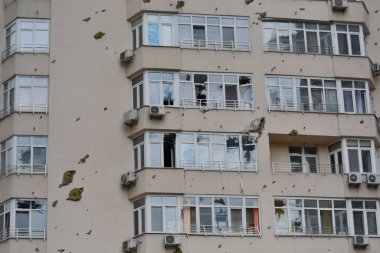 Rusya 'nın Ukrayna' da Ukrayna 'nın başkenti Kyiv' de 24 Haziran 2023 'te düzenlediği saldırı sırasında hasar gören bir apartman dairesi.