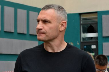 Kyiv Belediye Başkanı Vitali Klitschko, Rusya 'nın Ukrayna' ya saldırdığı 24 Haziran 2023 'te Ukrayna' nın başkenti Kyiv 'de bir apartman binasının hasar gördüğü bölgeyi ziyaret etti.