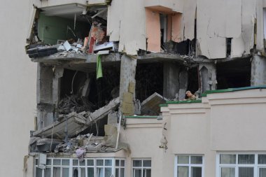 Kurtarma ekipleri, Rusya 'nın Ukrayna' ya saldırdığı 24 Haziran 2023 'te Ukrayna' nın başkenti Kyiv 'de meydana gelen saldırı sırasında hasar gören bir apartman dairesinde çalışıyor.