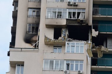 Rusya 'nın Ukrayna' da Ukrayna 'nın başkenti Kyiv' de 24 Haziran 2023 'te düzenlediği saldırı sırasında hasar gören bir apartman dairesi.