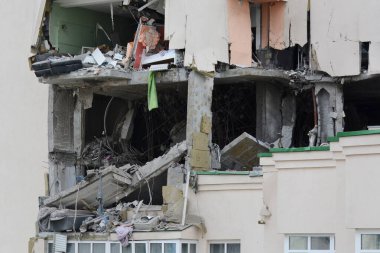 Rusya 'nın Ukrayna' da Ukrayna 'nın başkenti Kyiv' de 24 Haziran 2023 'te düzenlediği saldırı sırasında hasar gören bir apartman dairesi.