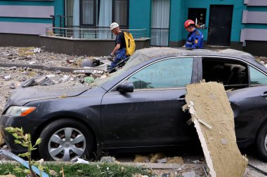 Kurtarma ekipleri, Rusya 'nın Ukrayna' ya saldırdığı 24 Haziran 2023 'te Ukrayna' nın başkenti Kyiv 'de meydana gelen saldırı sırasında hasar gören bir apartman dairesinde çalışıyor.