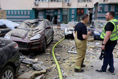 Kurtarma ekipleri, Rusya 'nın Ukrayna' ya saldırdığı 24 Haziran 2023 'te Ukrayna' nın başkenti Kyiv 'de meydana gelen saldırı sırasında hasar gören bir apartman dairesinde çalışıyor.