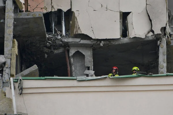 Redders Werken Plaats Van Een Flatgebouw Beschadigd Tijdens Russische Raketaanvallen — Stockfoto