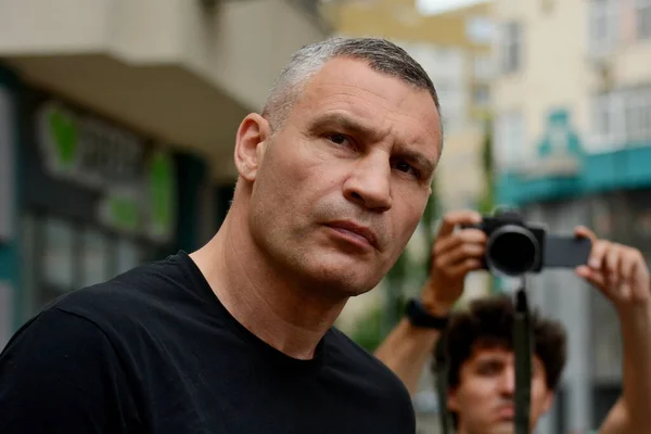 stock image Kyiv Mayor Vitali Klitschko visits the site where an apartment building was damaged during Russian missile strikes, amid Russia's attack on Ukraine, in Kyiv, Ukraine June 24, 2023