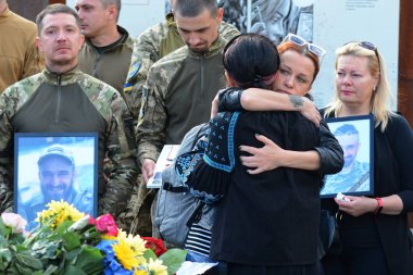 Kyiv 'deki Bağımsızlık Meydanı' nda vedalaşan asker Yury Semenyuk 'un cenazesiyle tabutun yanında ağlayan akrabalar ve arkadaşlar görülüyor.