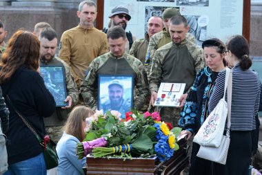 Kyiv 'deki Bağımsızlık Meydanı' nda veda töreninde asker Yury Semenyuk 'un cesediyle birlikte tabutun yanındaki akrabalar, arkadaşlar ve askerler.