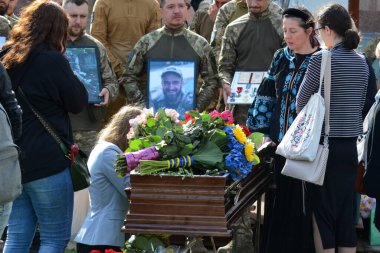 Kyiv 'deki Bağımsızlık Meydanı' nda veda töreninde asker Yury Semenyuk 'un cesediyle birlikte tabutun yanındaki akrabalar, arkadaşlar ve askerler.