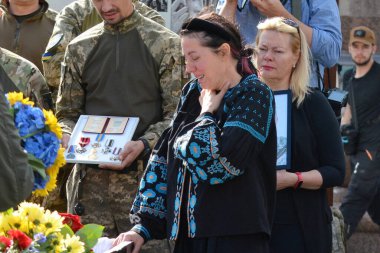 Kyiv 'deki Bağımsızlık Meydanı' nda bir kadın, asker Yury Semenyuk 'un cesediyle birlikte tabutun yanında ağlıyor.