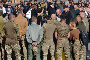 Kyiv 'deki Bağımsızlık Meydanı' nda veda töreninde asker Yury Semenyuk 'un cesediyle birlikte tabutun yanındaki akrabalar, arkadaşlar ve askerler.
