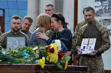 Kyiv 'deki Bağımsızlık Meydanı' nda veda töreninde asker Yury Semenyuk 'un cesediyle birlikte tabutun yanındaki akrabalar, arkadaşlar ve askerler.