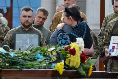 Kyiv 'deki Bağımsızlık Meydanı' nda vedalaşan asker Yury Semenyuk 'un cenazesiyle tabutun yanında ağlayan akrabalar ve arkadaşlar görülüyor.