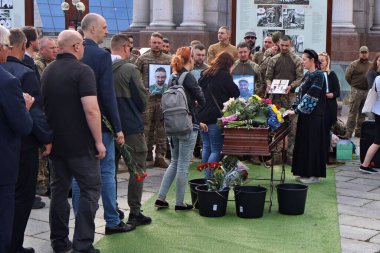 Kyiv 'deki Bağımsızlık Meydanı' nda veda töreninde asker Yury Semenyuk 'un cesediyle birlikte tabutun yanındaki akrabalar, arkadaşlar ve askerler.