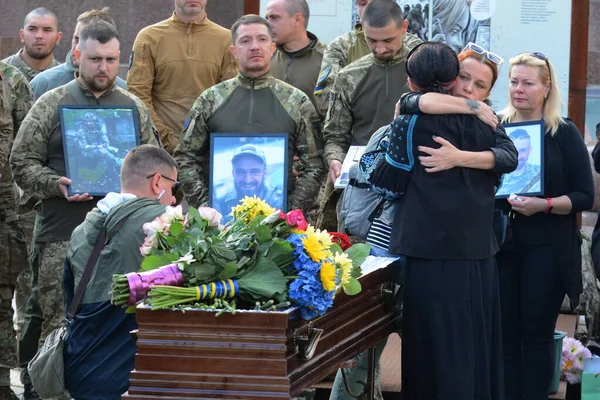 Kyiv 'deki Bağımsızlık Meydanı' nda veda töreninde asker Yury Semenyuk 'un cesediyle birlikte tabutun yanındaki akrabalar, arkadaşlar ve askerler.