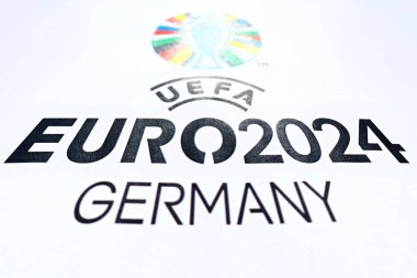 Bu fotoğraf illüstrasyonunda, UEFA Euro 2024 (2024 UEFA Avrupa Futbol Şampiyonası) beyaz arka planlı bir reklam afişi üzerine basıldı