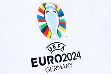 Bu fotoğraf illüstrasyonunda, UEFA Euro 2024 (2024 UEFA Avrupa Futbol Şampiyonası) beyaz arka planlı bir reklam afişi üzerine basıldı
