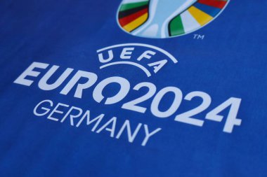 Bu fotoğraf illüstrasyonunda, UEFA Euro 2024 (2024 UEFA Avrupa Futbol Şampiyonası) beyaz arka planlı bir reklam afişi üzerine basıldı