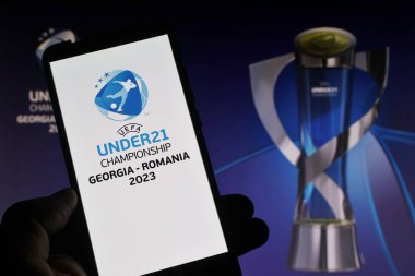 Bu resimde, bir UEFA Euro 2023 Akıllı telefondan 21 yaş altı logosu sergilenmektedir.