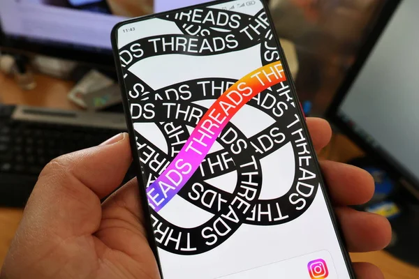 Bu fotoğraf illüstrasyonunda, akıllı bir telefonda görülen iplik logosu. Meta, Twitter 'a rakip olacak 
