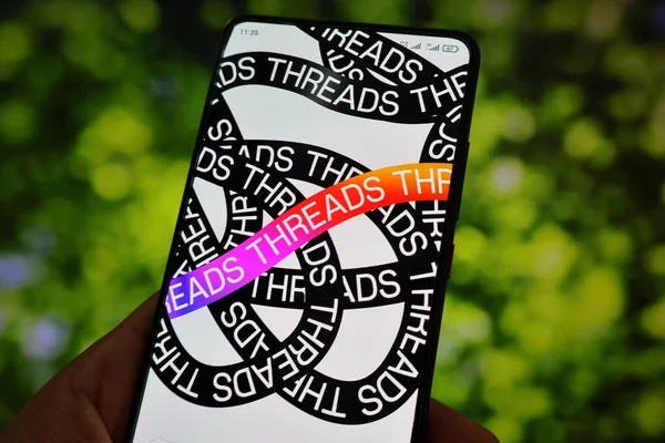 Nesta Foto Ilustração Logotipo Threads Visto Exibido Smartphone Meta Lançará Fotografias De Stock Royalty-Free