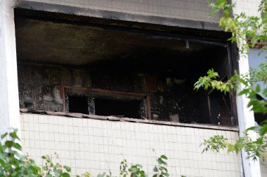 KYIV, UKRAINE - 13 Temmuz 2023 'te Ukrayna' nın başkenti Kyiv 'de düşen Şevchenkivskyi ilçesindeki bir yerleşim yerine uğrayan bir yolcu uçağı görülüyor.