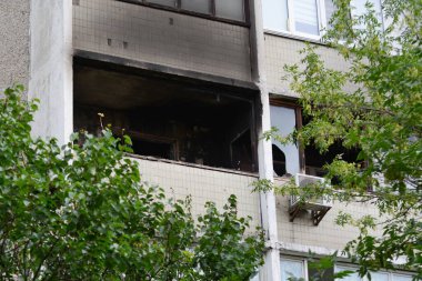 KYIV, UKRAINE - 13 Temmuz 2023 'te Ukrayna' nın başkenti Kyiv 'de düşen Şevchenkivskyi ilçesindeki bir yerleşim yerine uğrayan bir yolcu uçağı görülüyor.