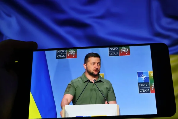 Telefonon Élőben Közvetítjük Volodymyr Zelenskyy Beszédét Ukrán Zászló Hátterében 2023 — Stock Fotó