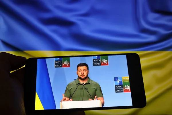 Telefonon Élőben Közvetítjük Volodymyr Zelenskyy Beszédét Ukrán Zászló Hátterében 2023 — Stock Fotó
