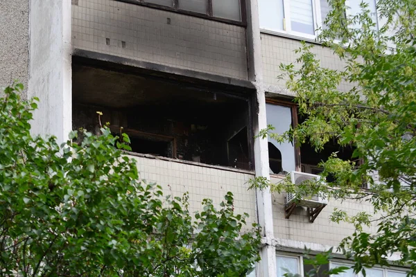 Kyiv Ukraine Juli Een Voorbijganger Kijkt Naar Een Residentieel Gebouw — Stockfoto