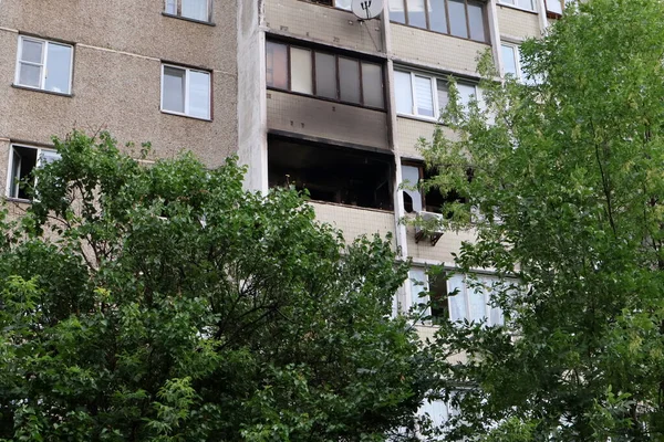 Kyiv Ukraine Juli Een Voorbijganger Kijkt Naar Een Residentieel Gebouw — Stockfoto