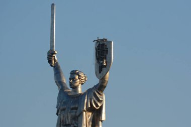 Ukrayna 'nın başkenti Kyiv' de 4 Ağustos 2023 'te Sovyet arması kaldırıldıktan ve Ukrayna arması montunun montunun kurulmasına hazırlandıktan sonra Anavatan anıtı manzarası.