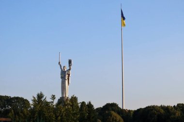 Ukrayna 'nın başkenti Kyiv' de 4 Ağustos 2023 'te Sovyet arması kaldırıldıktan ve Ukrayna arması montunun montunun kurulmasına hazırlandıktan sonra Anavatan anıtı manzarası.