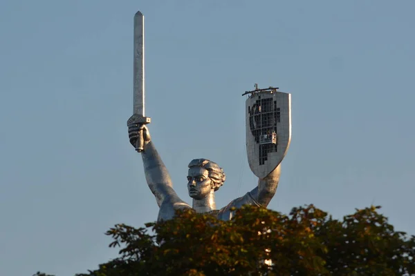 Les Travailleurs Démantelent Emblème État Union Soviétique Sur Bouclier Monument — Photo