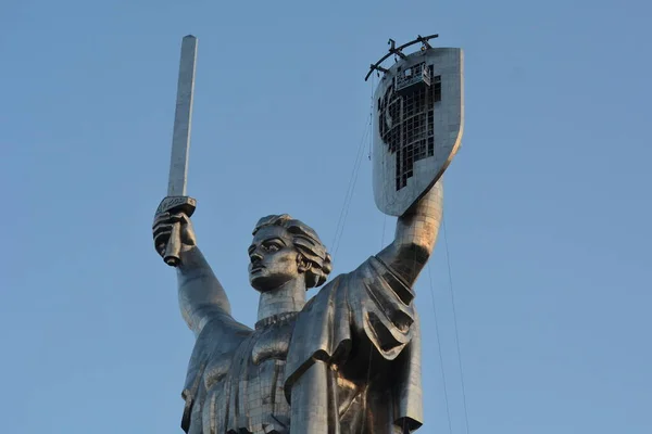 労働者は ウクライナの首都キエフのウクライナ記念館のウクライナ歴史博物館の母国記念碑の盾の上にソビエト連邦の国章を解体します ソビエトのシンボルはウクライナのTに置き換えられる — ストック写真