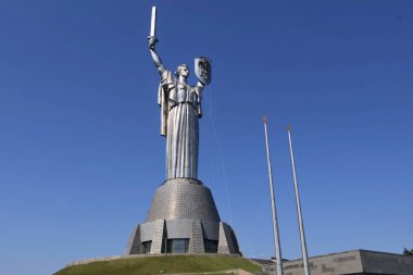6 Ağustos 2023 'te Ukrayna' nın başkenti Kyiv 'de bir kalkanın üzerine Ukrayna arması dikilmeye başlandı..