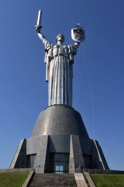 6 Ağustos 2023 'te Ukrayna' nın başkenti Kyiv 'de bir kalkanın üzerine Ukrayna arması dikilmeye başlandı..