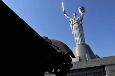 6 Ağustos 2023 'te Ukrayna' nın başkenti Kyiv 'de bir kalkanın üzerine Ukrayna arması dikilmeye başlandı..