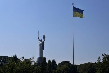 6 Ağustos 2023 'te Ukrayna' nın başkenti Kyiv 'de bir kalkanın üzerine Ukrayna arması dikilmeye başlandı..