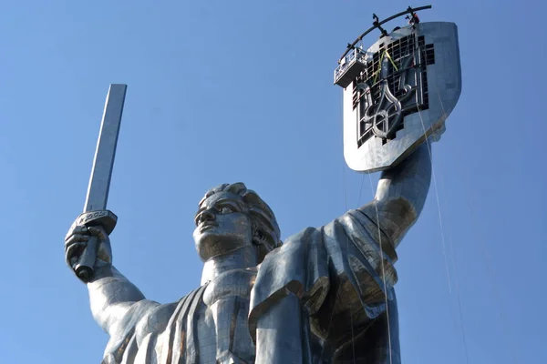Steeplejacks Instala Escudo Armas Ucrania Escudo Del Monumento Patria Agosto — Foto de Stock