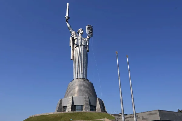 ウクライナの紋章としての母国記念碑の一般的な見解は ウクライナのキエフで 2023年8月6日に盾に設置され始めました — ストック写真
