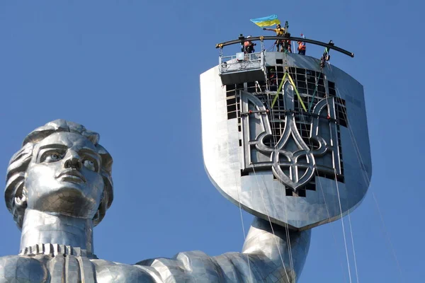 Steeplejacks Levantar Bandeira Ucraniana Monumento Pátria Durante Instalação Brasão Armas Imagem De Stock