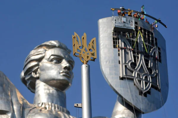 Steeplejacks Telepíteni Címer Ukrajna Egy Pajzs Anyaország Emlékmű Augusztus 2023 Stock Fotó